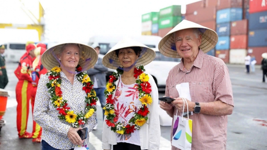 800 American tourists aboard Crystal Symphony visit Da Nang